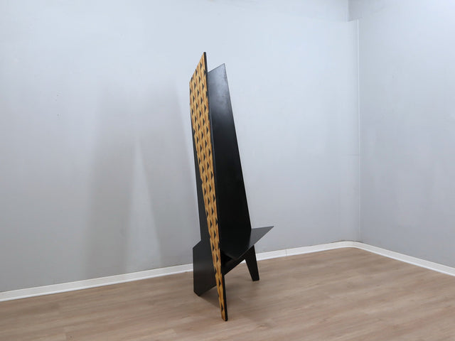 Postmodern high-back chair 1980s, black laminate. Sedia schienale alto Studio Alchimia. Chaise sculpturale noire. Skulpturaler Stuhl 80er Jahre.