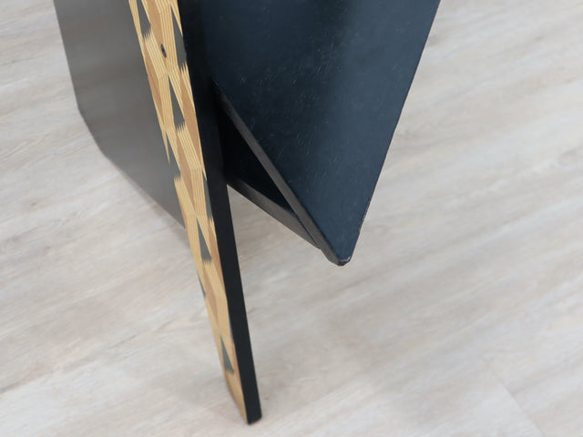 Geometric triangle texture detail, Memphis style. Profilo texture geometrica. Détail texture géométrique jaune et noire. Geometrisches Muster Detail.