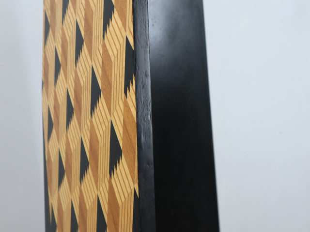 Geometric triangle texture detail, Memphis style. Profilo texture geometrica. Détail texture géométrique jaune et noire. Geometrisches Muster Detail.