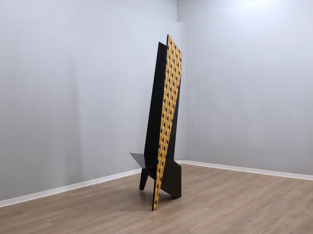 Postmodern high-back chair 1980s, black laminate. Sedia schienale alto Studio Alchimia. Chaise sculpturale noire. Skulpturaler Stuhl 80er Jahre.