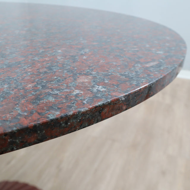Table à manger ronde en granite rouge 1979 par Peter Noever pour Zanotta sur pied en métal rouge carmin