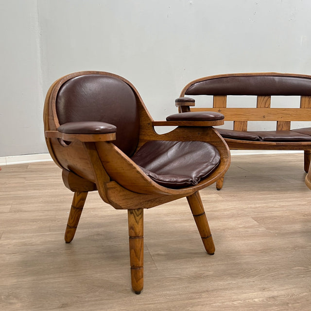 1970s Italian rustic bentwood and aged leather living room set with sofa, barrel armchairs, coffee table. Salotto vintage legno e pelle.