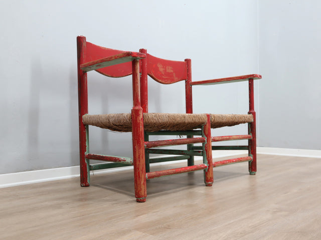 Antique rustic shabby chic settee with rush seat. Rote antike Shabby-Bank Binsensitz. Banc rustique paille. Panca rossa decappata paglia originale.