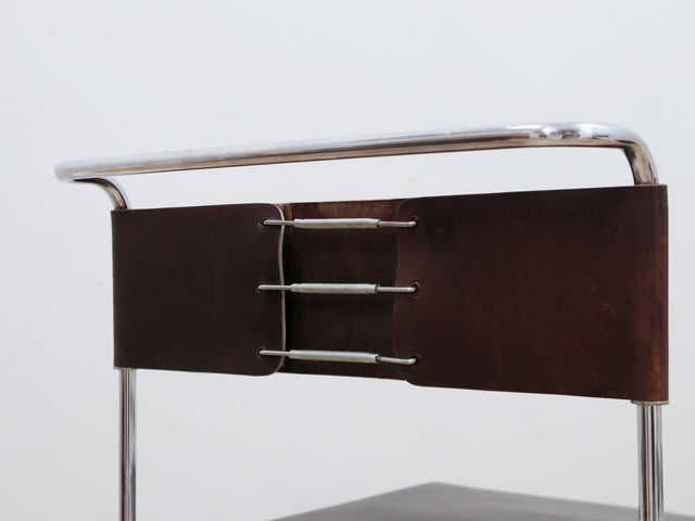 Close-up of the spring and hook tensioning mechanism on a Giovanni Carini Libellula chair for Planula. Dettaglio meccanismo tensione molle Libellula. Détail mécanisme de tension cuir. Detail Federspannmechanismus.