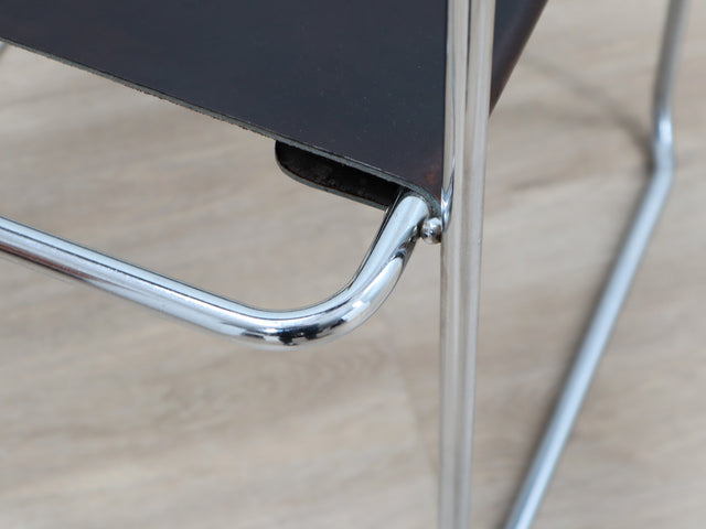 Close-up of the spring and hook tensioning mechanism on a Giovanni Carini Libellula chair for Planula. Dettaglio meccanismo tensione molle Libellula. Détail mécanisme de tension cuir. Detail Federspannmechanismus.