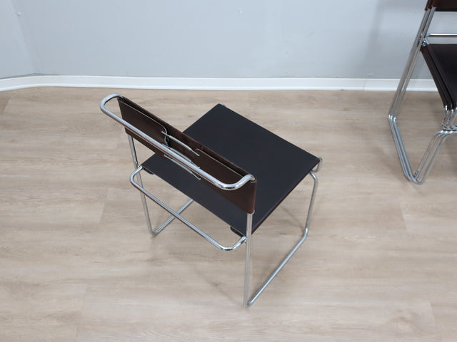 Close-up of the spring and hook tensioning mechanism on a Giovanni Carini Libellula chair for Planula. Dettaglio meccanismo tensione molle Libellula. Détail mécanisme de tension cuir. Detail Federspannmechanismus.