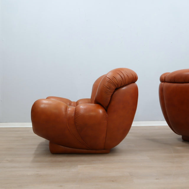 1970s Italian leather clamshell lounge armchairs. Paire de fauteuils coquille cuir 70s. Paar Italienische Muschel Ledersessel 1970er.