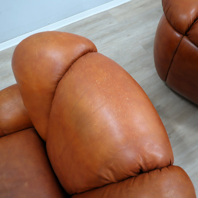 1970s Italian leather clamshell lounge armchairs. Paire de fauteuils coquille cuir 70s. Paar Italienische Muschel Ledersessel 1970er.