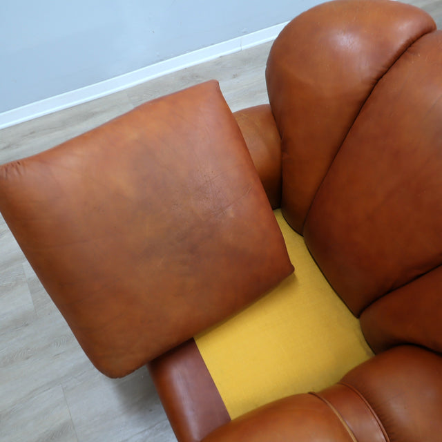 1970s Italian leather clamshell lounge armchairs. Paire de fauteuils coquille cuir 70s. Paar Italienische Muschel Ledersessel 1970er.