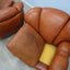 1970s Italian leather clamshell lounge armchairs. Paire de fauteuils coquille cuir 70s. Paar Italienische Muschel Ledersessel 1970er.