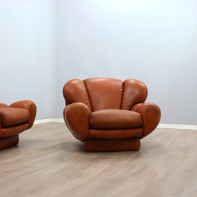 1970s Italian leather clamshell lounge armchairs. Paire de fauteuils coquille cuir 70s. Paar Italienische Muschel Ledersessel 1970er.