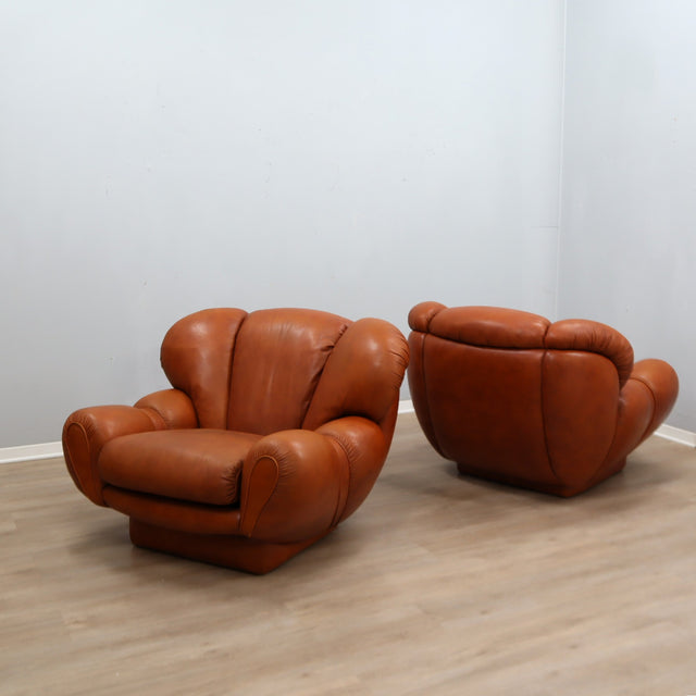 1970s Italian leather clamshell lounge armchairs. Paire de fauteuils coquille cuir 70s. Paar Italienische Muschel Ledersessel 1970er.