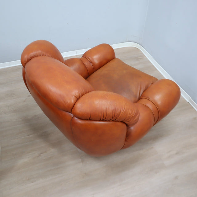 1970s Italian leather clamshell lounge armchairs. Paire de fauteuils coquille cuir 70s. Paar Italienische Muschel Ledersessel 1970er.