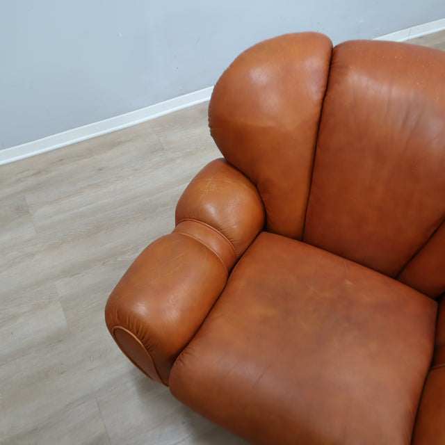 1970s Italian leather clamshell lounge armchairs. Paire de fauteuils coquille cuir 70s. Paar Italienische Muschel Ledersessel 1970er.