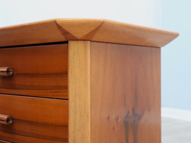 Pair of late 1970s solid walnut nightstands: coppia comodini legno massello anni 70, chevets vintage, Nachttische aus Massivholz, mesillas de diseño.