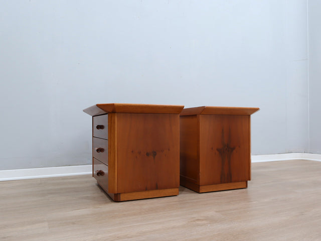 Pair of late 1970s solid walnut nightstands: coppia comodini legno massello anni 70, chevets vintage, Nachttische aus Massivholz, mesillas de diseño.