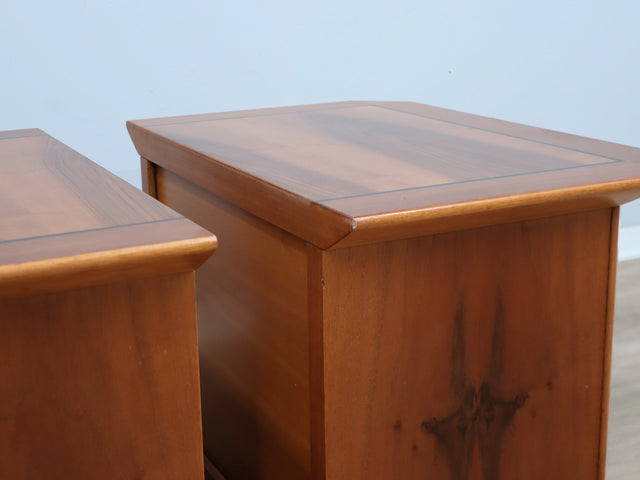 Pair of late 1970s solid walnut nightstands: coppia comodini legno massello anni 70, chevets vintage, Nachttische aus Massivholz, mesillas de diseño.