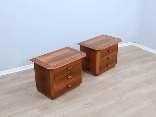Pair of late 1970s solid walnut nightstands: coppia comodini legno massello anni 70, chevets vintage, Nachttische aus Massivholz, mesillas de diseño.