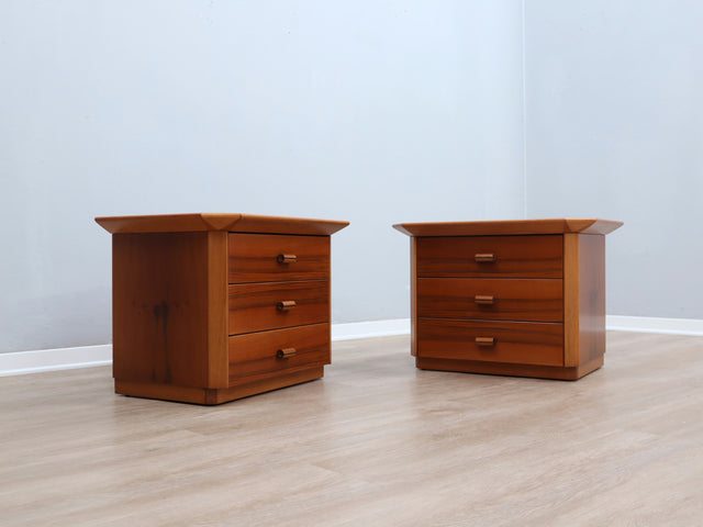 Pair of late 1970s solid walnut nightstands: coppia comodini legno massello anni 70, chevets vintage, Nachttische aus Massivholz, mesillas de diseño.