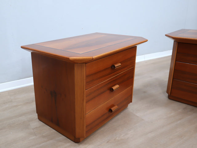 Pair of late 1970s solid walnut nightstands: coppia comodini legno massello anni 70, chevets vintage, Nachttische aus Massivholz, mesillas de diseño.
