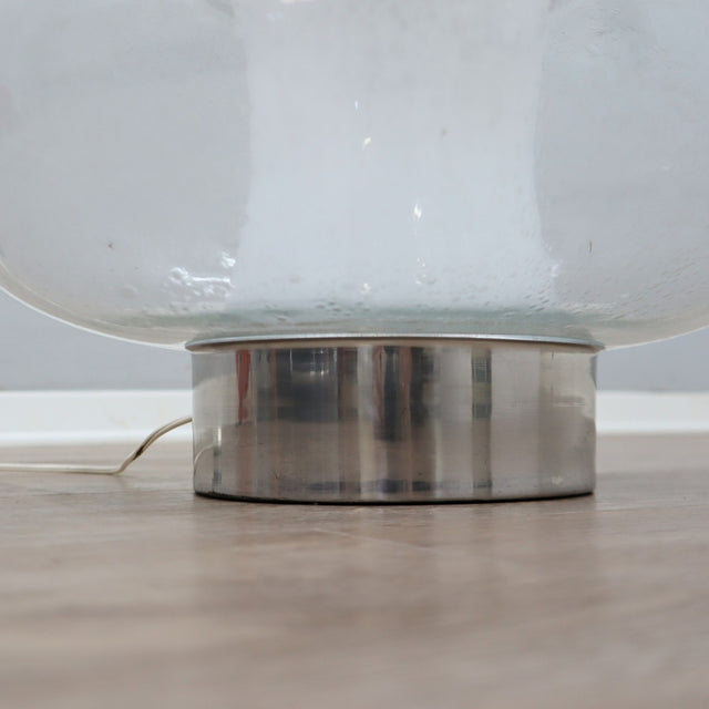1960s Murano pulegoso and incamiciato glass Space Age table lamp with chrome base. Lampe Murano 60s pulegoso. Murano Pulegoso Tischleuchte.   