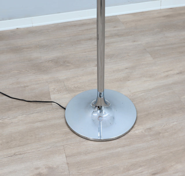 1960s Harvey Guzzini "Bud Grande" floor lamp for Meblo with amber perspex shade Lampadaire des années 60 en perspex ambre et  chromée