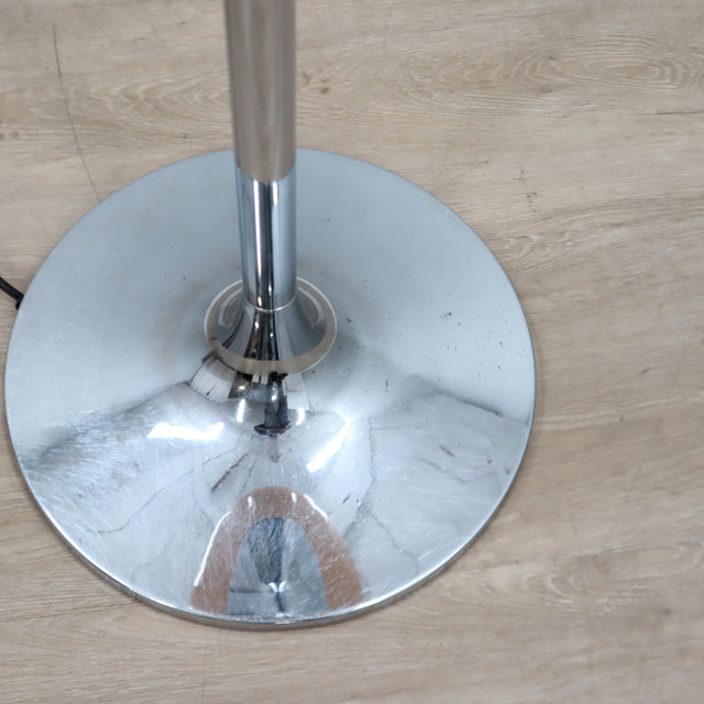 1960s Harvey Guzzini "Bud Grande" floor lamp for Meblo with amber perspex shade Lampadaire des années 60 en perspex ambre et  chromée