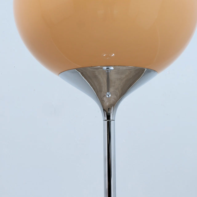 1960s Harvey Guzzini "Bud Grande" floor lamp for Meblo with amber perspex shade Lampadaire des années 60 en perspex ambre et  chromée