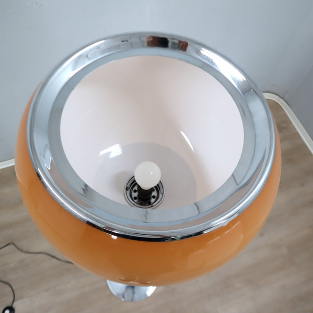 1960s Harvey Guzzini "Bud Grande" floor lamp for Meblo with amber perspex shade Lampadaire des années 60 en perspex ambre et  chromée