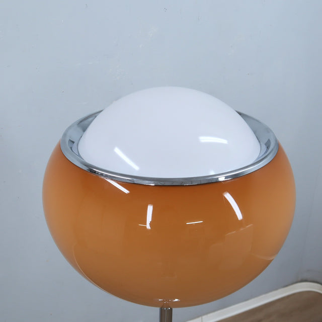 1960s Harvey Guzzini "Bud Grande" floor lamp for Meblo with amber perspex shade Lampadaire des années 60 en perspex ambre et  chromée