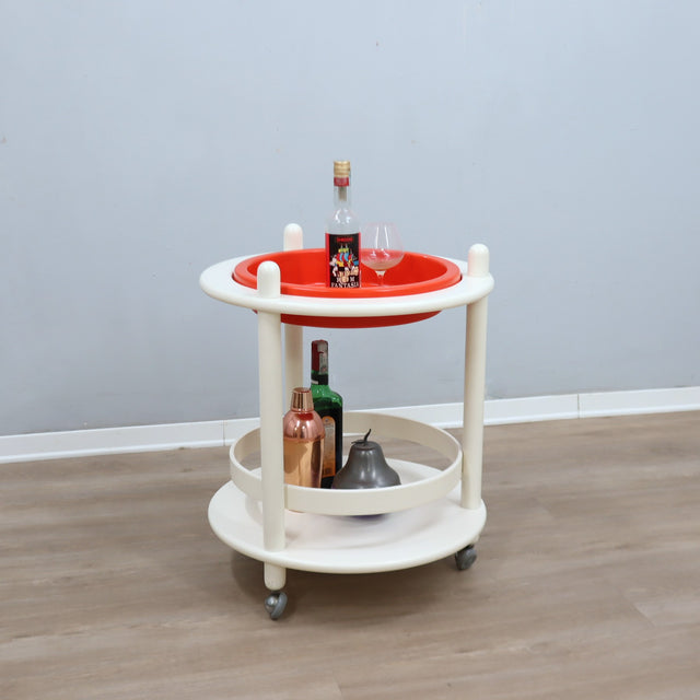 1960s Italian Space Age white lacquered wood serving trolley with orange ABS tray. Desserte vintage orange et blanc 60s. Space Age Servierwagen.   