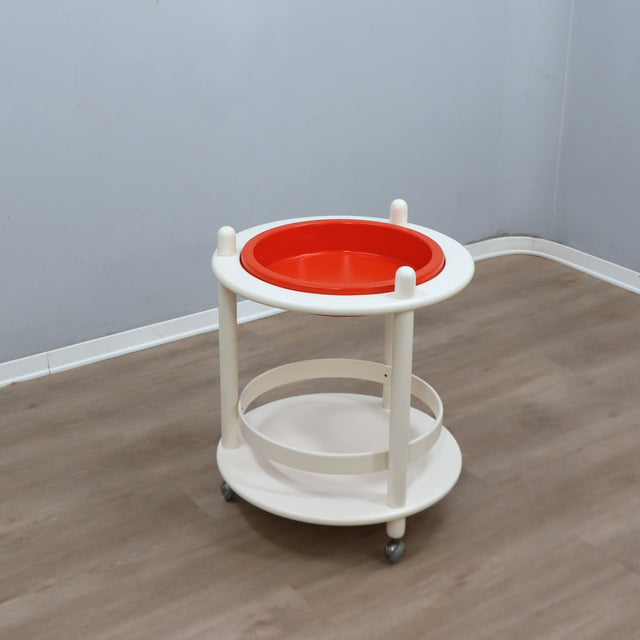 1960s Italian Space Age white lacquered wood serving trolley with orange ABS tray. Desserte vintage orange et blanc 60s. Space Age Servierwagen.   