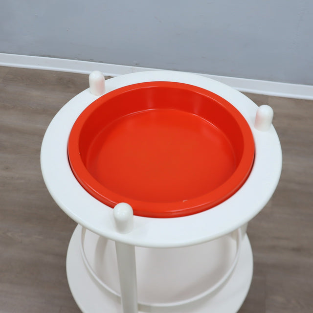 1960s Italian Space Age white lacquered wood serving trolley with orange ABS tray. Desserte vintage orange et blanc 60s. Space Age Servierwagen.   