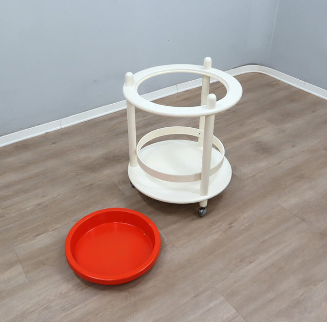 1960s Italian Space Age white lacquered wood serving trolley with orange ABS tray. Desserte vintage orange et blanc 60s. Space Age Servierwagen.   