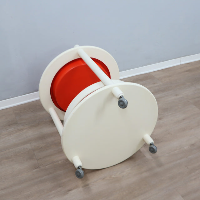 1960s Italian Space Age white lacquered wood serving trolley with orange ABS tray. Desserte vintage orange et blanc 60s. Space Age Servierwagen.   