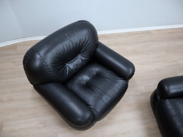 Pair of restored 1970s Mobil Girgi Sapporo armchairs in black leather. Coppia poltrone Sapporo Mobil Girgi pelle nera. Paire de fauteuils Sapporo cuir noir. Paar Sapporo Ledersessel.