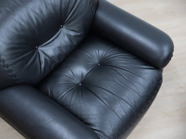 Pair of restored 1970s Mobil Girgi Sapporo armchairs in black leather. Coppia poltrone Sapporo Mobil Girgi pelle nera. Paire de fauteuils Sapporo cuir noir. Paar Sapporo Ledersessel.