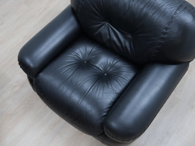 Pair of restored 1970s Mobil Girgi Sapporo armchairs in black leather. Coppia poltrone Sapporo Mobil Girgi pelle nera. Paire de fauteuils Sapporo cuir noir. Paar Sapporo Ledersessel.