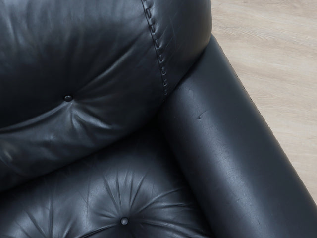 Pair of restored 1970s Mobil Girgi Sapporo armchairs in black leather. Coppia poltrone Sapporo Mobil Girgi pelle nera. Paire de fauteuils Sapporo cuir noir. Paar Sapporo Ledersessel.