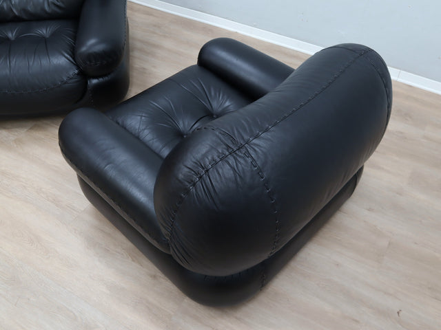 Pair of restored 1970s Mobil Girgi Sapporo armchairs in black leather. Coppia poltrone Sapporo Mobil Girgi pelle nera. Paire de fauteuils Sapporo cuir noir. Paar Sapporo Ledersessel.