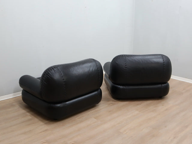 Pair of restored 1970s Mobil Girgi Sapporo armchairs in black leather. Coppia poltrone Sapporo Mobil Girgi pelle nera. Paire de fauteuils Sapporo cuir noir. Paar Sapporo Ledersessel.
