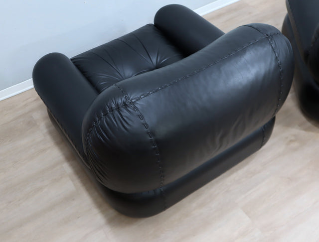 Pair of restored 1970s Mobil Girgi Sapporo armchairs in black leather. Coppia poltrone Sapporo Mobil Girgi pelle nera. Paire de fauteuils Sapporo cuir noir. Paar Sapporo Ledersessel.