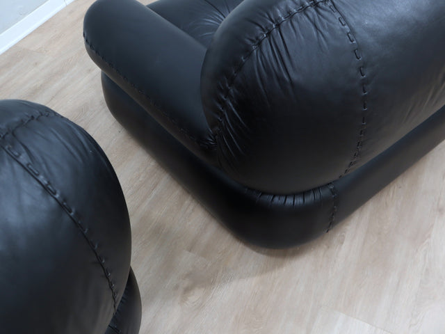 Detail of the original Mobil Girgi manufacturer logo stamped on the Sapporo armchair logo Détail du logo Mobil Girgi.