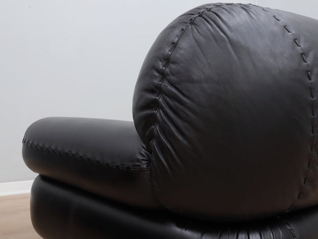 Pair of restored 1970s Mobil Girgi Sapporo armchairs in black leather. Coppia poltrone Mobil Girgi pelle nera Paire de fauteuils Sapporo cuir noir Ledersessel.