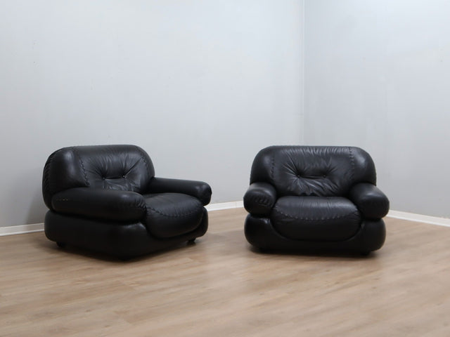 Pair of restored 1970s Mobil Girgi Sapporo armchairs in black leather. Coppia poltrone Sapporo Mobil Girgi pelle nera. Paire de fauteuils Sapporo cuir noir. Paar Sapporo Ledersessel.
