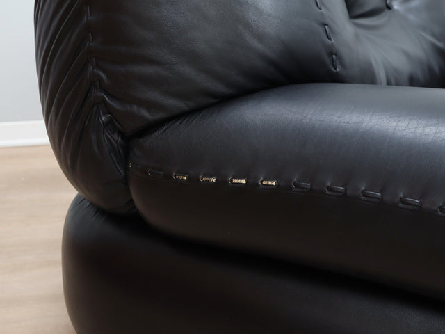 Pair of restored 1970s Mobil Girgi Sapporo armchairs in black leather. Coppia poltrone Sapporo Mobil Girgi pelle nera. Paire de fauteuils Sapporo cuir noir. Paar Sapporo Ledersessel.