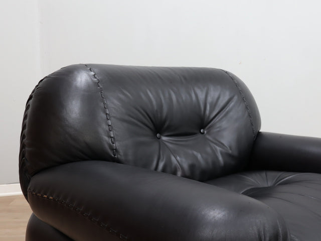 Pair of restored 1970s Mobil Girgi Sapporo armchairs in black leather. Coppia poltrone Sapporo Mobil Girgi pelle nera. Paire de fauteuils Sapporo cuir noir. Paar Sapporo Ledersessel.