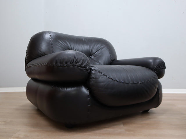 Pair of restored 1970s Mobil Girgi Sapporo armchairs in black leather. Coppia poltrone Mobil Girgi pelle nera Paire de fauteuils Sapporo cuir noir Ledersessel.