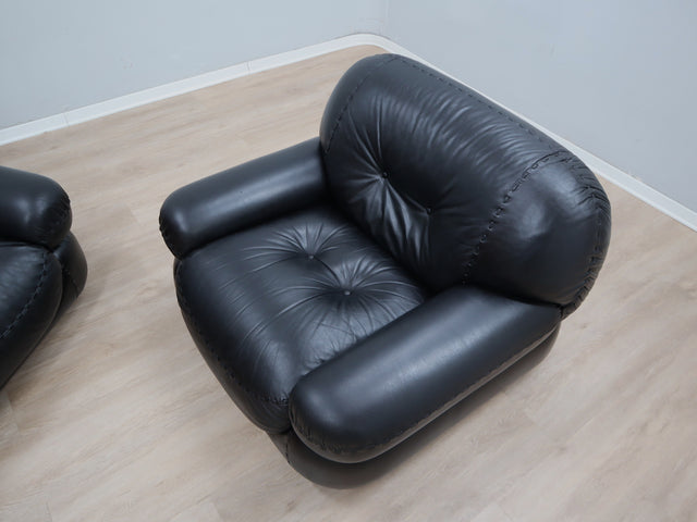 Pair of restored 1970s Mobil Girgi Sapporo armchairs in black leather. Coppia poltrone Mobil Girgi pelle nera Paire de fauteuils Sapporo cuir noir Ledersessel.
