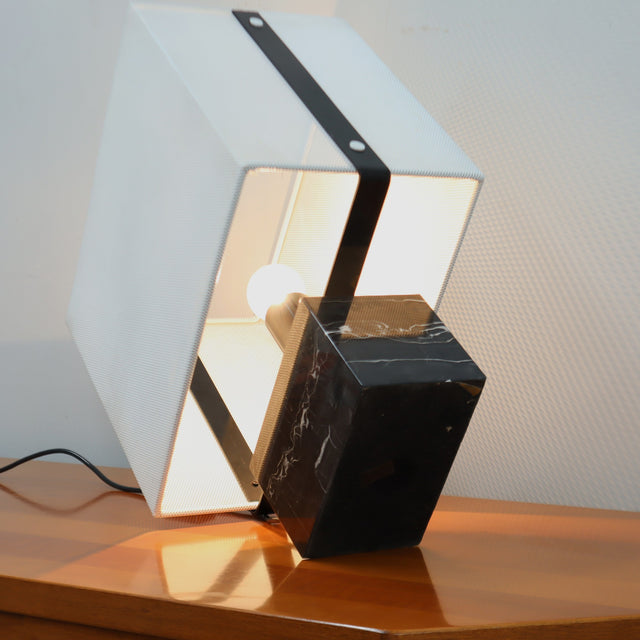 Late 1970s Lamperti table lamp with black Marquina marble base & metal mesh shade. Lampada da tavolo Lamperti marmo nero Marquinia anni 70.